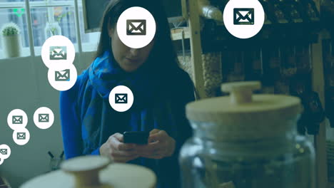 comprobando el teléfono inteligente, la mujer recibiendo múltiples notificaciones de correo electrónico en la tienda, superposición de animación