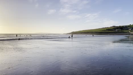 Weihnachtstag-Schwimmen-Und-Surfen-Am-Strand-In-Irland