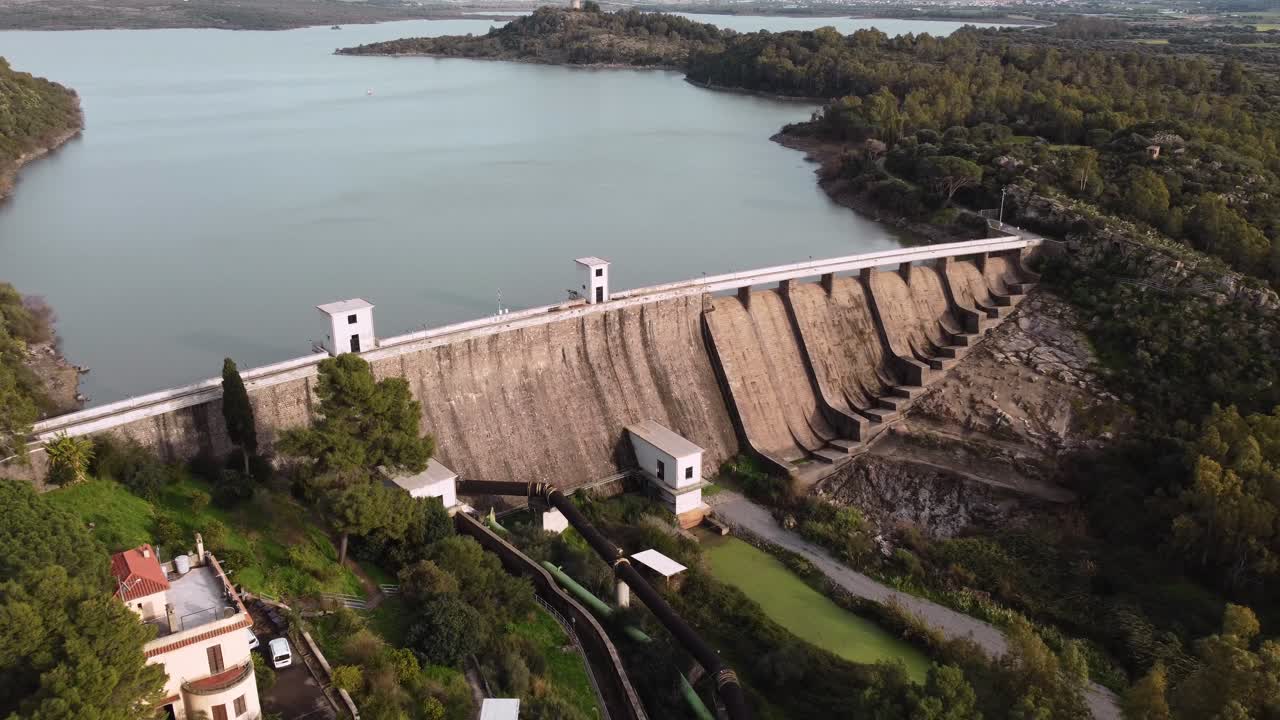 tratalis 댐의 설치 공중, dolly out은 멋진 인공 호수를 보여줍니다.