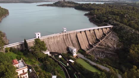 Establisher-aerial-of-Tratalis-Dam,-dolly-out-reveals-stunning-artificial-lake