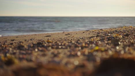 Sand-Und-Kiesel-Am-Strand-Mit-Selektivem-Fokus