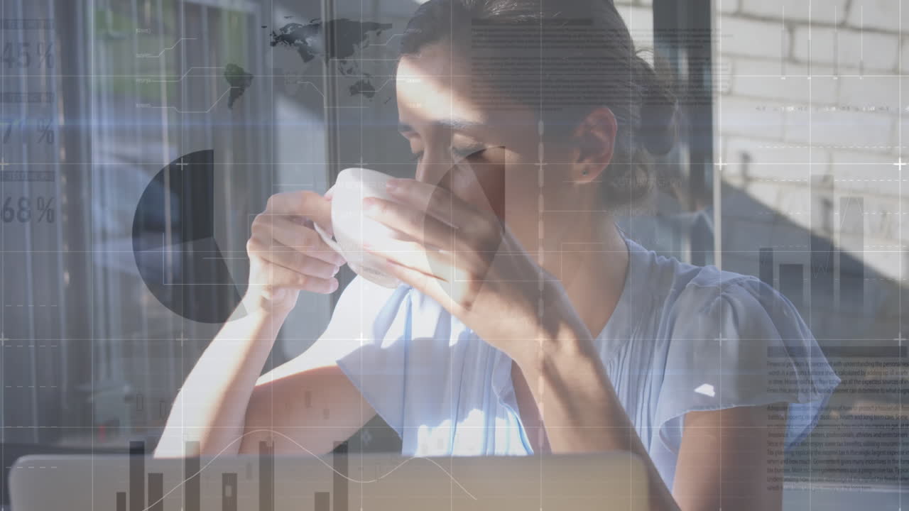 노트북을 사용하는 여성에 대한 통계 및 데이터 처리 애니메이션