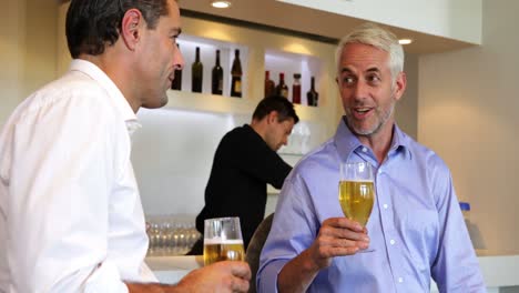 amigos masculinos disfrutando de una cerveza juntos y charlando
