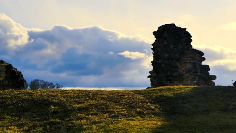 Las-Nubes-De-Lluvia-Se-Mueven-Rápido-Detrás-De-Las-Ruinas-De-Un-Antiguo-Castillo