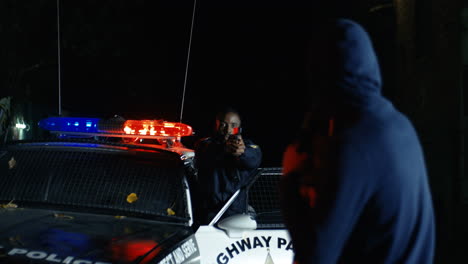 vista trasera del criminal por la noche al aire libre