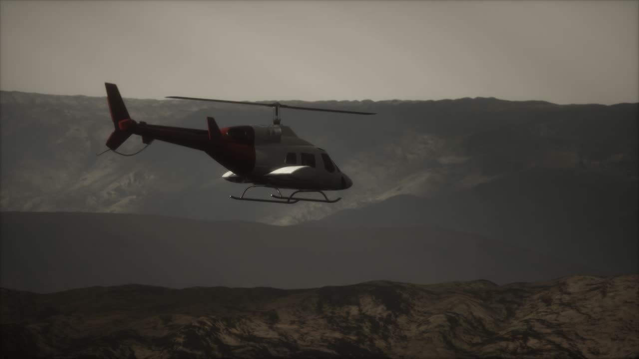 안개 가 있는 산 근처 에 비행 하는 극단적 인 느린 움직임 의 헬리 ⁇ 터