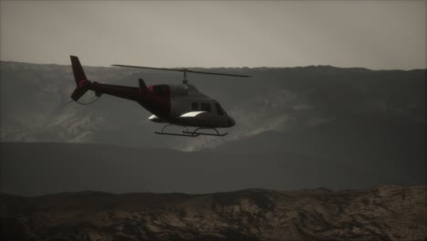 helicóptero volando en cámara lenta extrema cerca de las montañas con niebla