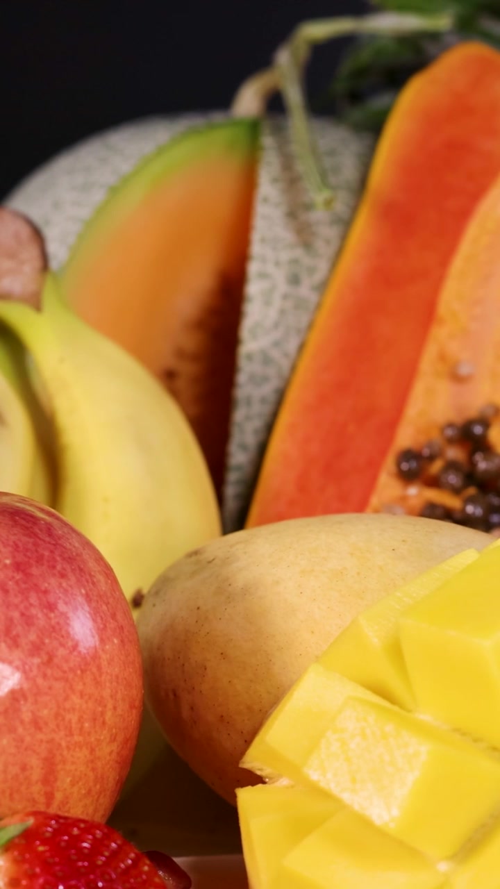 Un vivace assortimento di vari frutti freschi