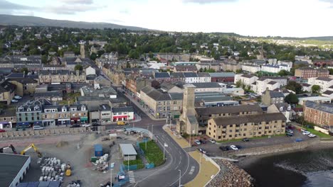 Vista-Aérea-Del-Tranquilo-Pueblo-De-Helensburgh-Con-Su-Tráfico-Tranquilo-Y-Edificios-Icónicos