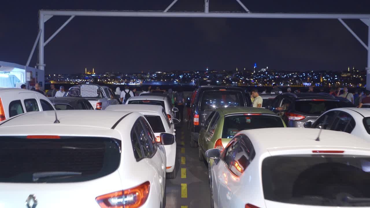 밤에 바다에서 페리 타기.