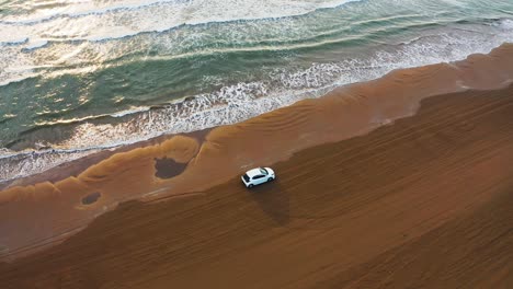 Chirihama-Driving-Beach-In-Ishikawa,-Japan,-Luftaufnahme-Bei-Sonnenuntergang