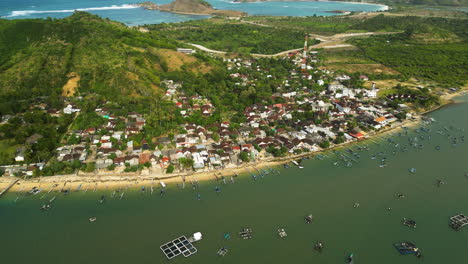 Pequeño-Pueblo-Rural-En-La-Costa-De-La-Isla-De-Lombok,-Vista-Aérea