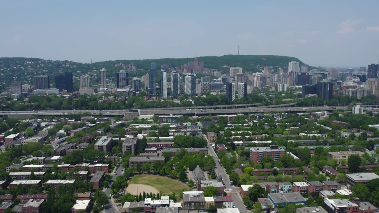 Luftaufnahme über das Gebiet La Petite-Bourgogne, in Richtung Shaughnessy Village, im sonnigen Montreal, Kanada