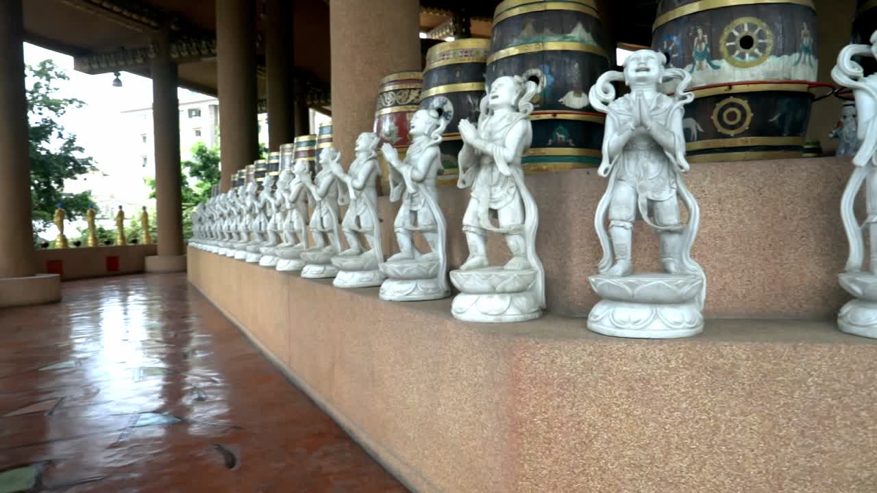 방콕의 사원에서 아름다운 사원 동상을보고