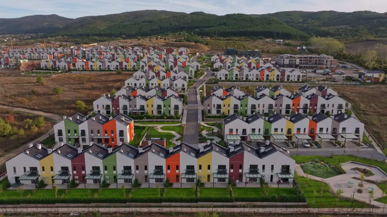 Nybyggede huse langs en fredfyldt, træfyldt park, Bulgarien