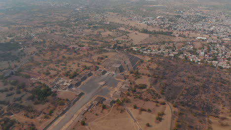 Vista-Aérea-De-ángulo-Alto-De-La-Pirámide-De-La-Luna.-Gran-Estructura-Antigua,-Patrimonio-Ancestral.-Sitio-Antiguo-Con-Pirámides-Mesoamericanas-Arquitectónicamente-Significativas,-Teotihuacan,-México