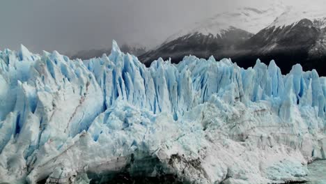 las cimas puntiagudas de un glaciar se destacan contra montañas escarpadas