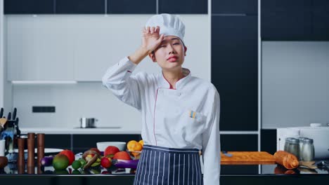 cocinero cansado en la cocina moderna