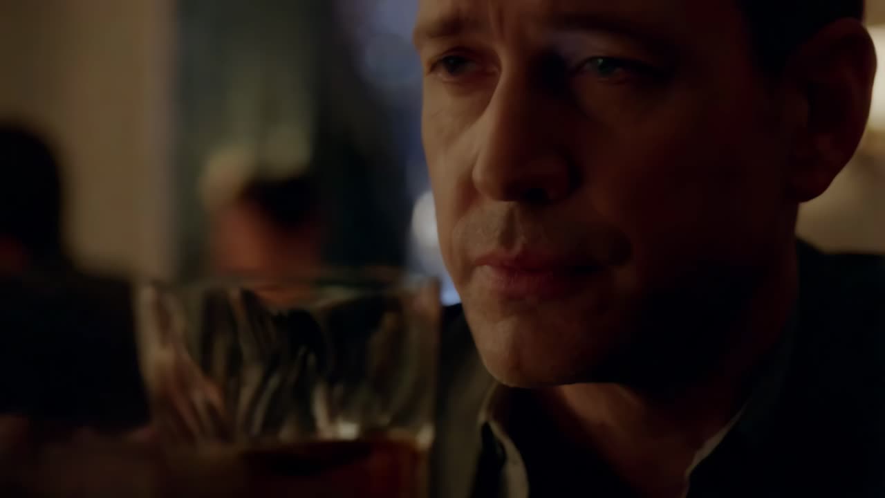 술집에서 위스키를 마시는 남자