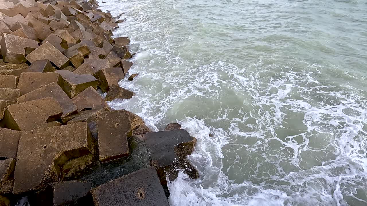 Bølger slår mod betonblokke i Brighton og Hove