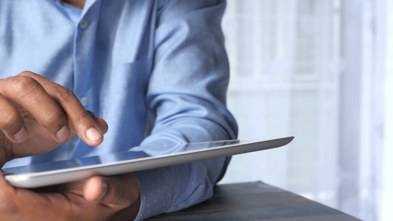 hombre usando una tableta