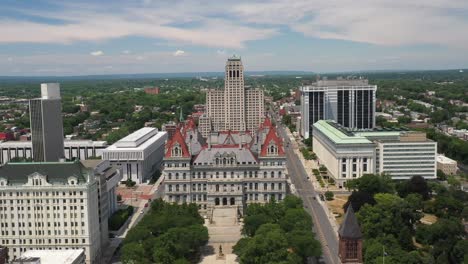 Edificio-Del-Capitolio-Del-Estado-De-Nueva-York-En-Albany,-Nueva-York-Con-Toma-Amplia-De-Video-De-Drones-Moviéndose