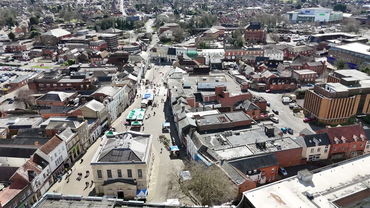 Andover şehir merkezi ana caddesi, Hampshire, Birleşik Krallık'tan drone ile havadan çekim.