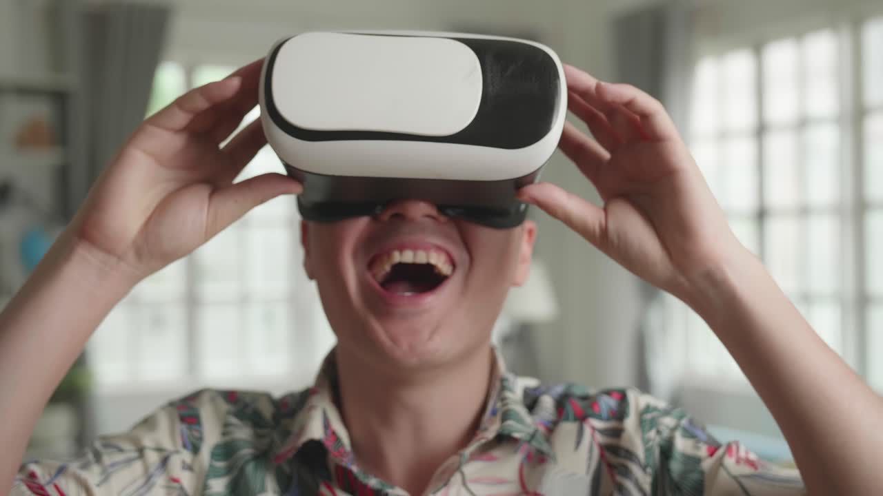 hombre con auriculares vr