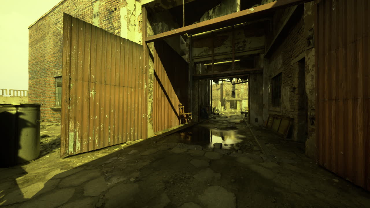 Magazzino abbandonato con pareti arrugginite e pozzanghere nel tardo pomeriggio
