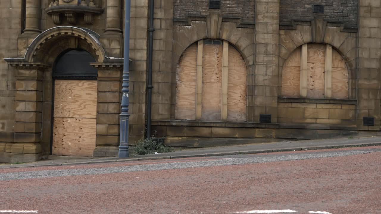 edificio de piedra con ventanas tapiadas amplio tiro inclinado