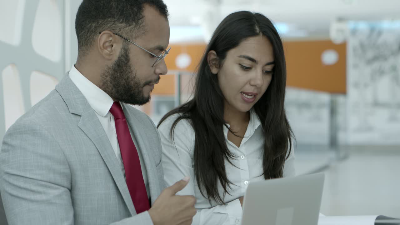 colegas de negocios con computadoras portátiles y papeles