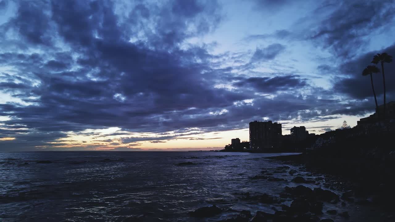 vista tranquila de la costa durante el amanecer o el atardecer