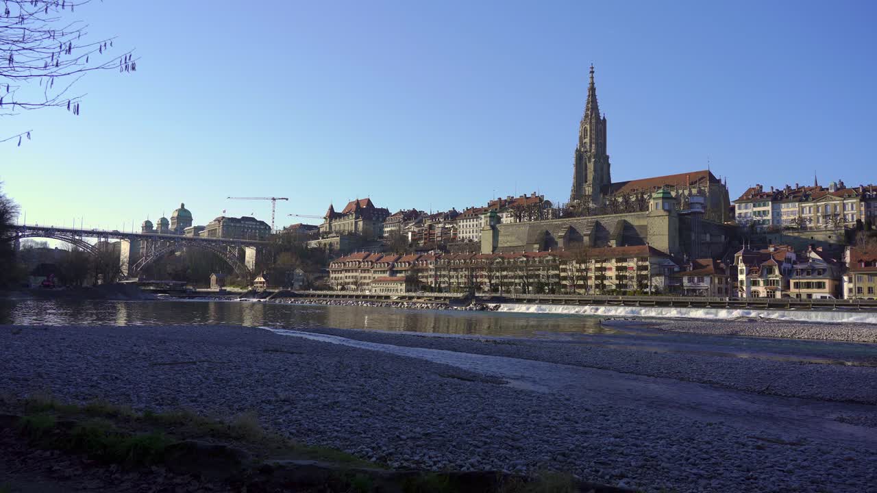 el río aare y el casco antiguo de berna con la aguja gótica de la catedral de minster en el horizonte