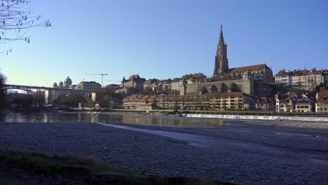 Die-Aare-Und-Die-Altstadt-Bern-Mit-Dem-Gotischen-Turm-Des-Münsterdoms-In-Der-Skyline