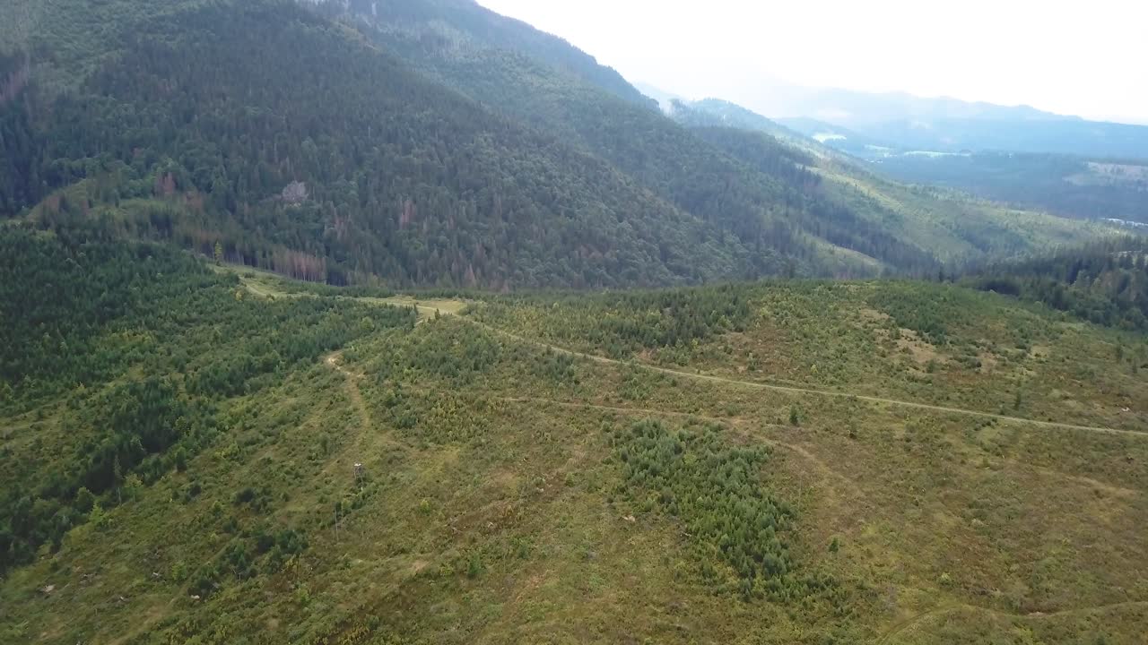 disparo de drones hacia adelante, con una ligera panorámica vertical, sobre un valle de montaña en tatras, eslovaquia, europa