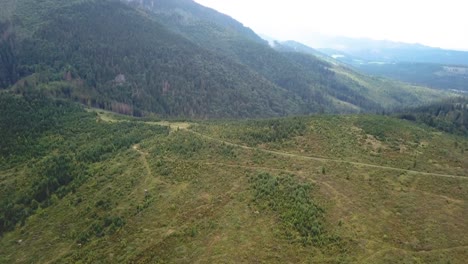 Forward-drone-shot,-with-a-slight-vertical-pan,-over-a-mountain-valley-in-Tatras,-Slovakia,-Europe