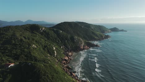 Luftbild-Fängt-Atemberaubend-Die-Schroffen-Steinberge-Entlang-Der-Küste-Von-Florianopolis,-Santa-Catarina,-Brasilien