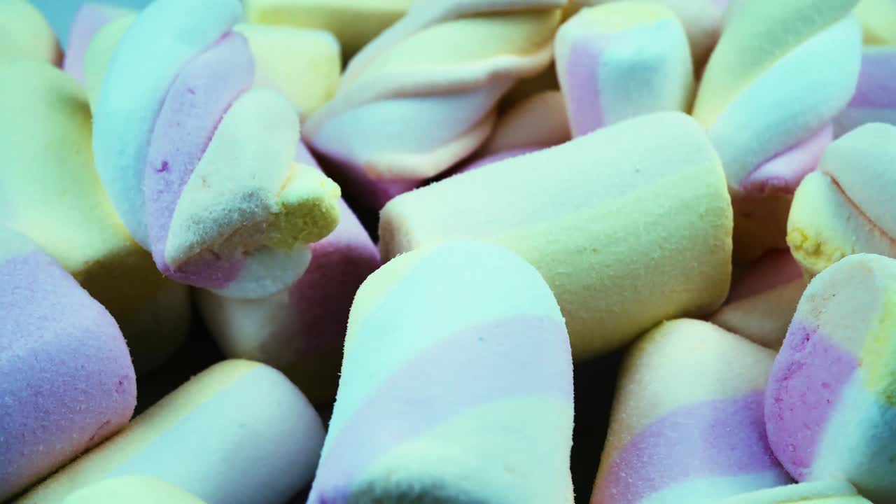 marshmallow dulce y esponjoso en fondo rosa. comida con concepto de azúcar. en un círculo