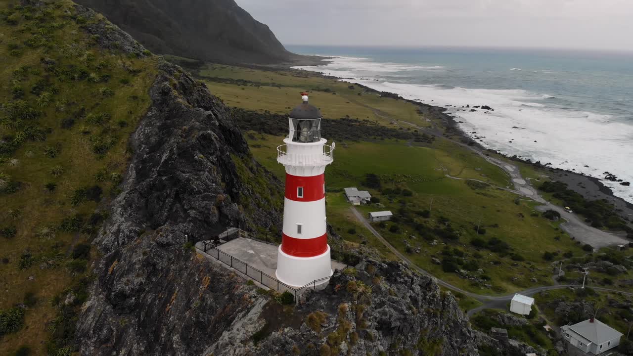 vista aérea del faro de cape palliser y la naturaleza de la costa de nueva zelanda