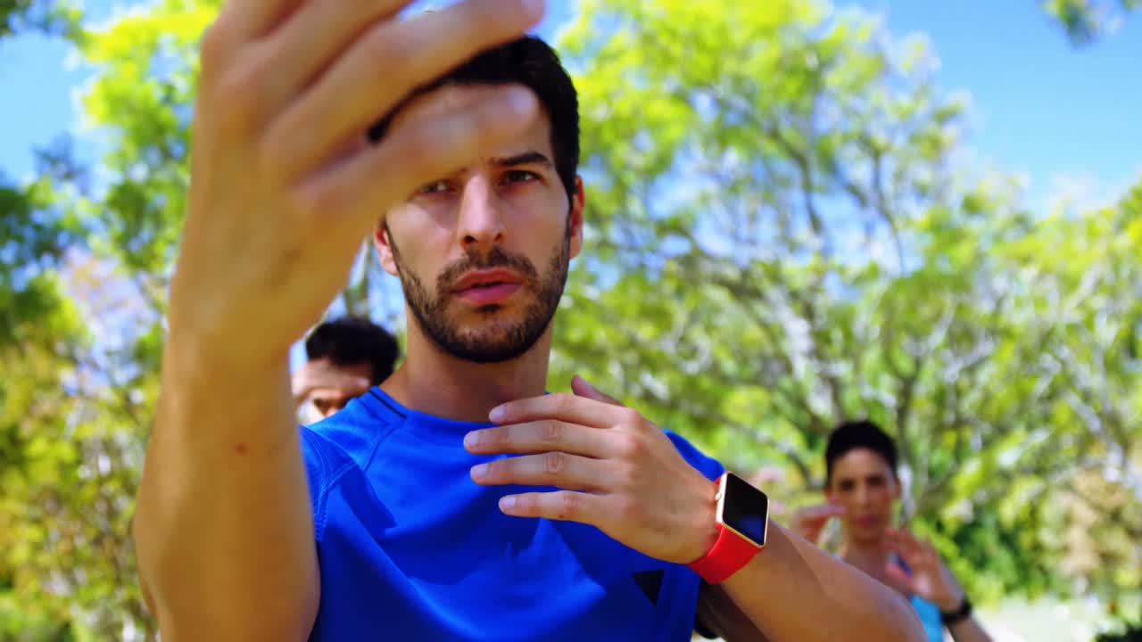 grupo de personas haciendo ejercicio en el parque 4k