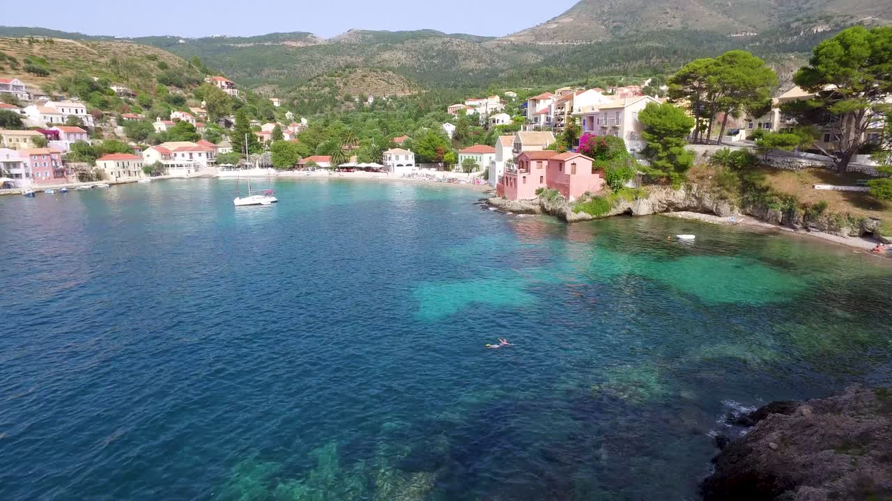Turista nadando nas águas azuis cristalinas da Praia de Agriosiko, um refúgio secreto localizado na ilha de Cefalônia, no oeste da Grécia