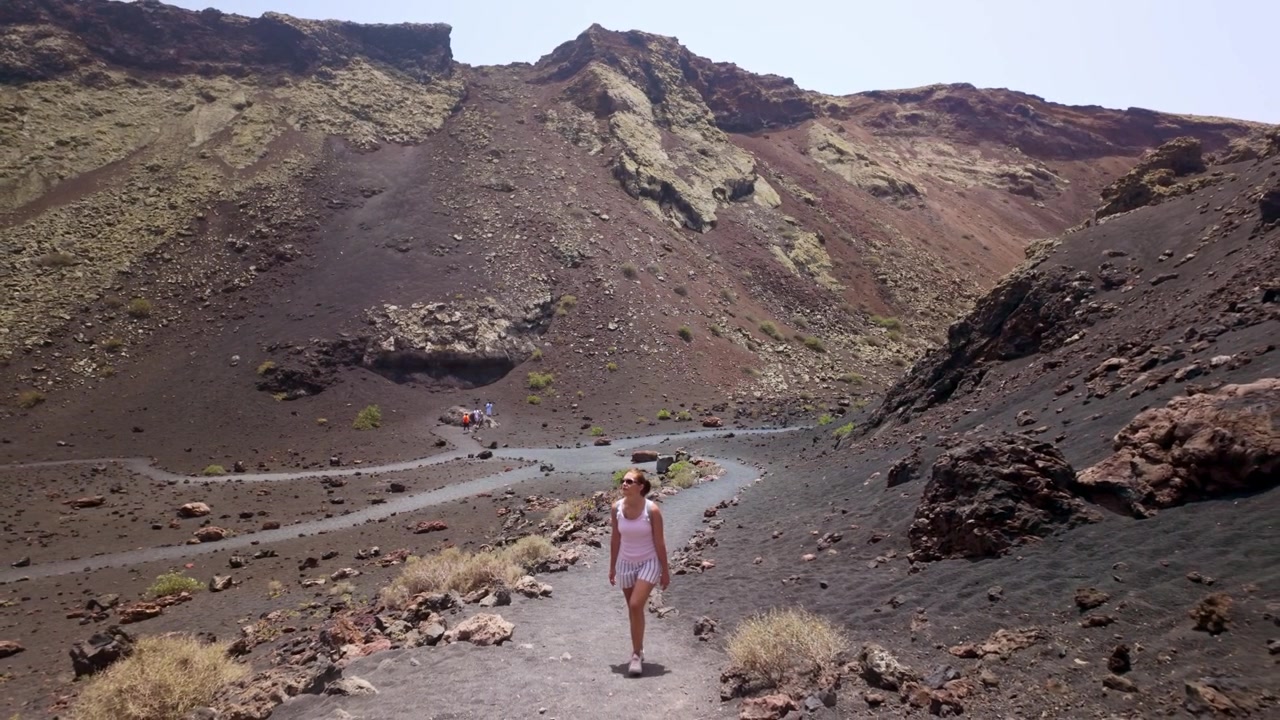 Donna che fa escursioni all'interno del cratere del vulcano El Cuervo a Lanzarote