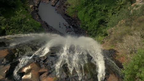 las cataratas de purling brook filmadas con un avión no tripulado, tiro vertical de vuelo bajo, australia