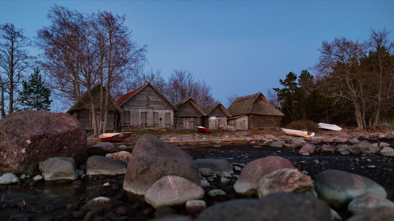 timelapse del pueblo de pescadores al anochecer, cabaña reconstruida de altja, museo histórico junto al mar de estonia