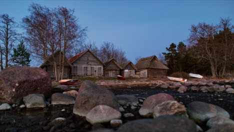 Timelapse-Del-Pueblo-Pesquero-Al-Anochecer,-Cabaña-Reconstruida-De-Altja,-Museo-Histórico-Costero-De-Estonia