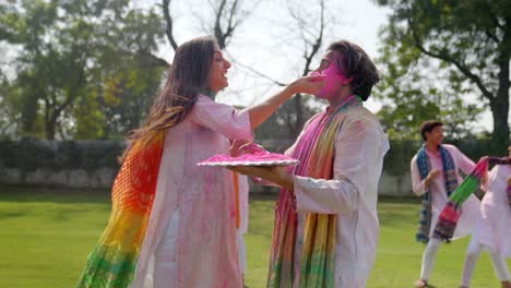 Pareja-India-Disfrutando-Y-Bailando-En-Una-Fiesta-Holi