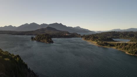 el lapso de tiempo del lago glacial nahuel huapi en el norte de la patagonia, río negro y neuquén en bariloche, argentina