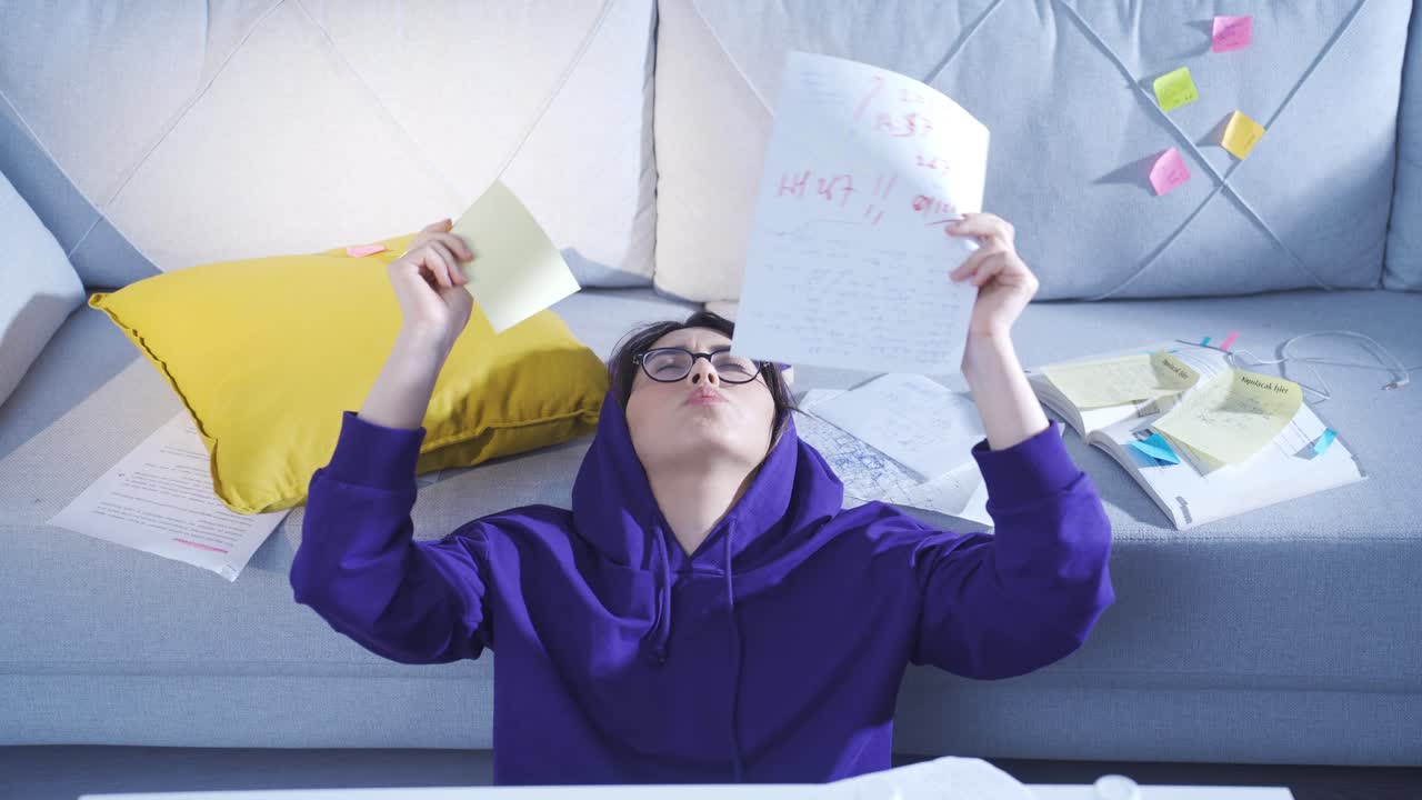 우울하고 스트레스를 받는 젊은 대학생 여성.