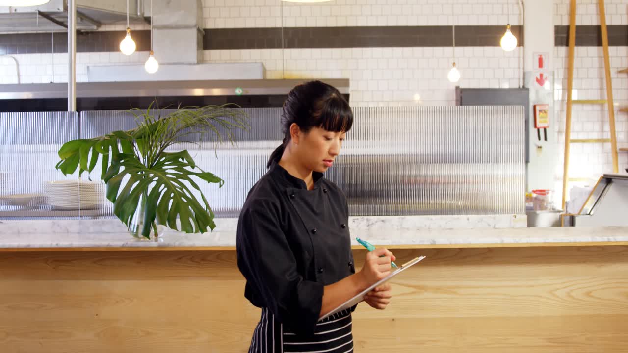 camarera escribiendo el pedido en el portapapeles 4k