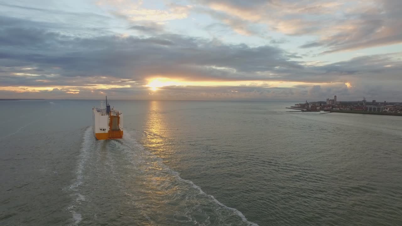 antena: el bulevar, la playa y la ciudad de vlissingen durante la puesta de sol